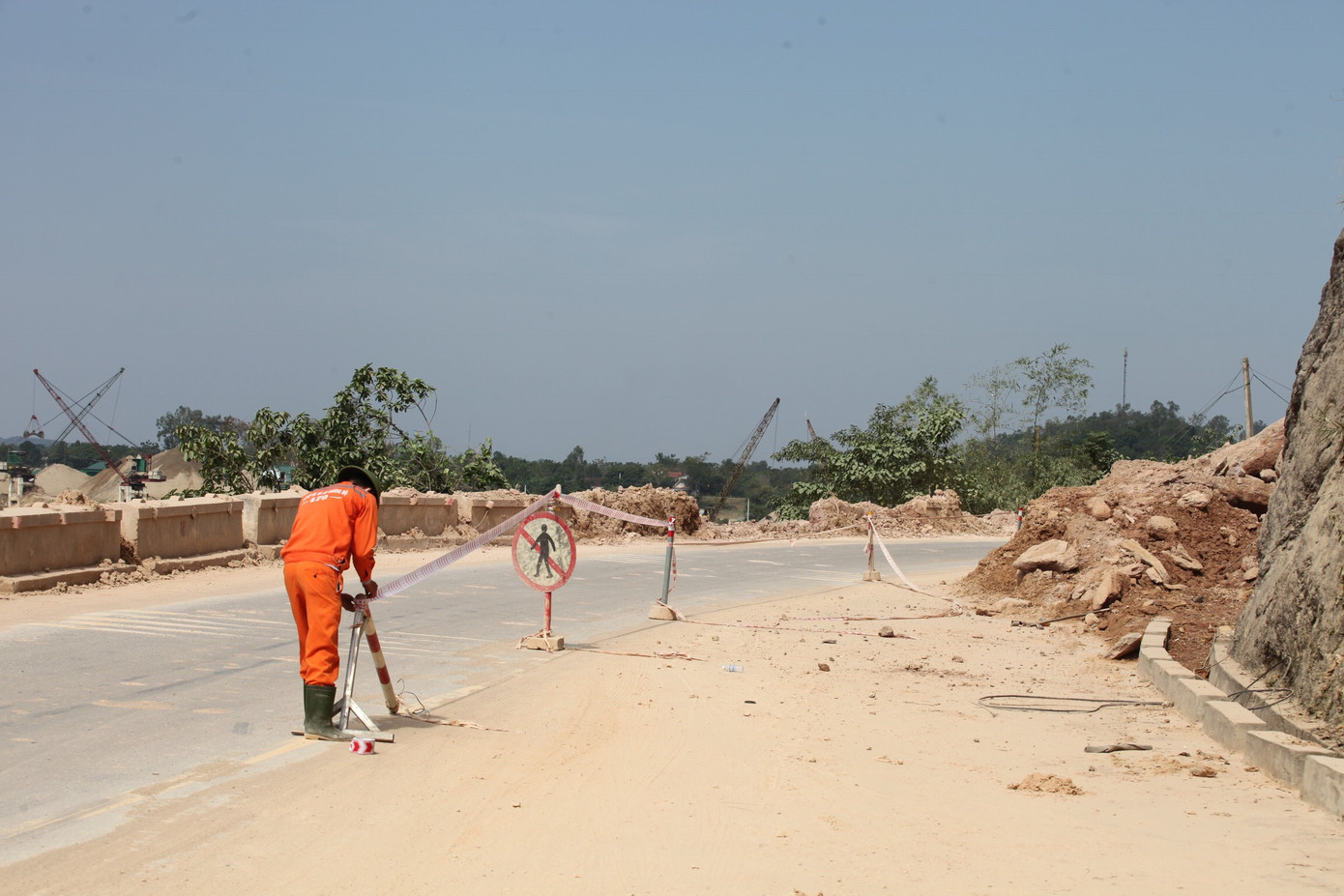 Nổ mìn phá đá thông tuyến trên quốc lộ 46 ảnh 2