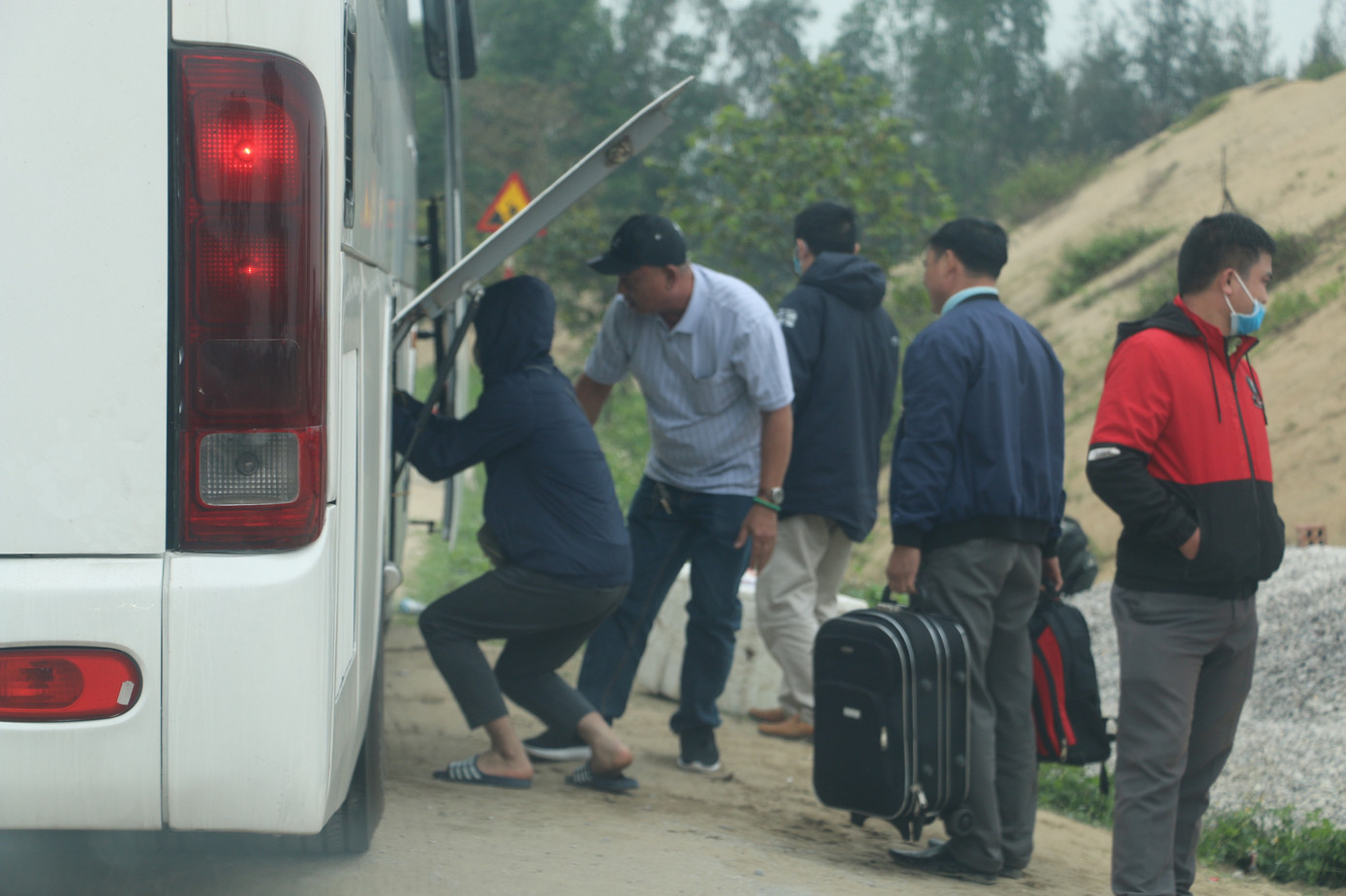 Sau tết, lao động Nghệ An hối hả đón xe vào Nam, ra Bắc ảnh 10