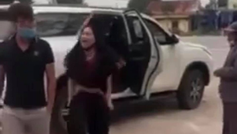 Người phụ nữ lột đồ chửi bới trước cổng đền Cuông ảnh 1