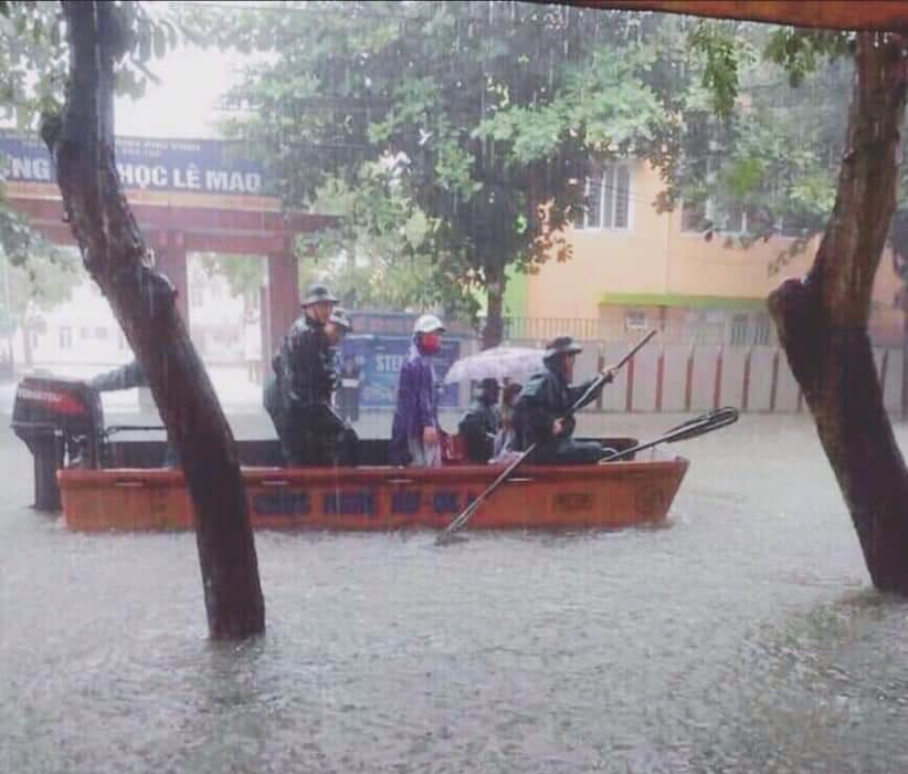 Thành Vinh 'thất thủ' sau trận mưa xối xả ảnh 8