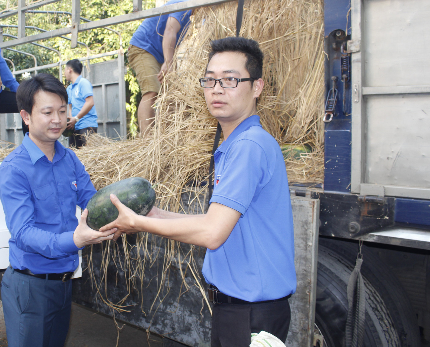 Tuổi trẻ Nghệ An chung tay 'giải cứu' hàng chục tấn dưa hấu ảnh 8
