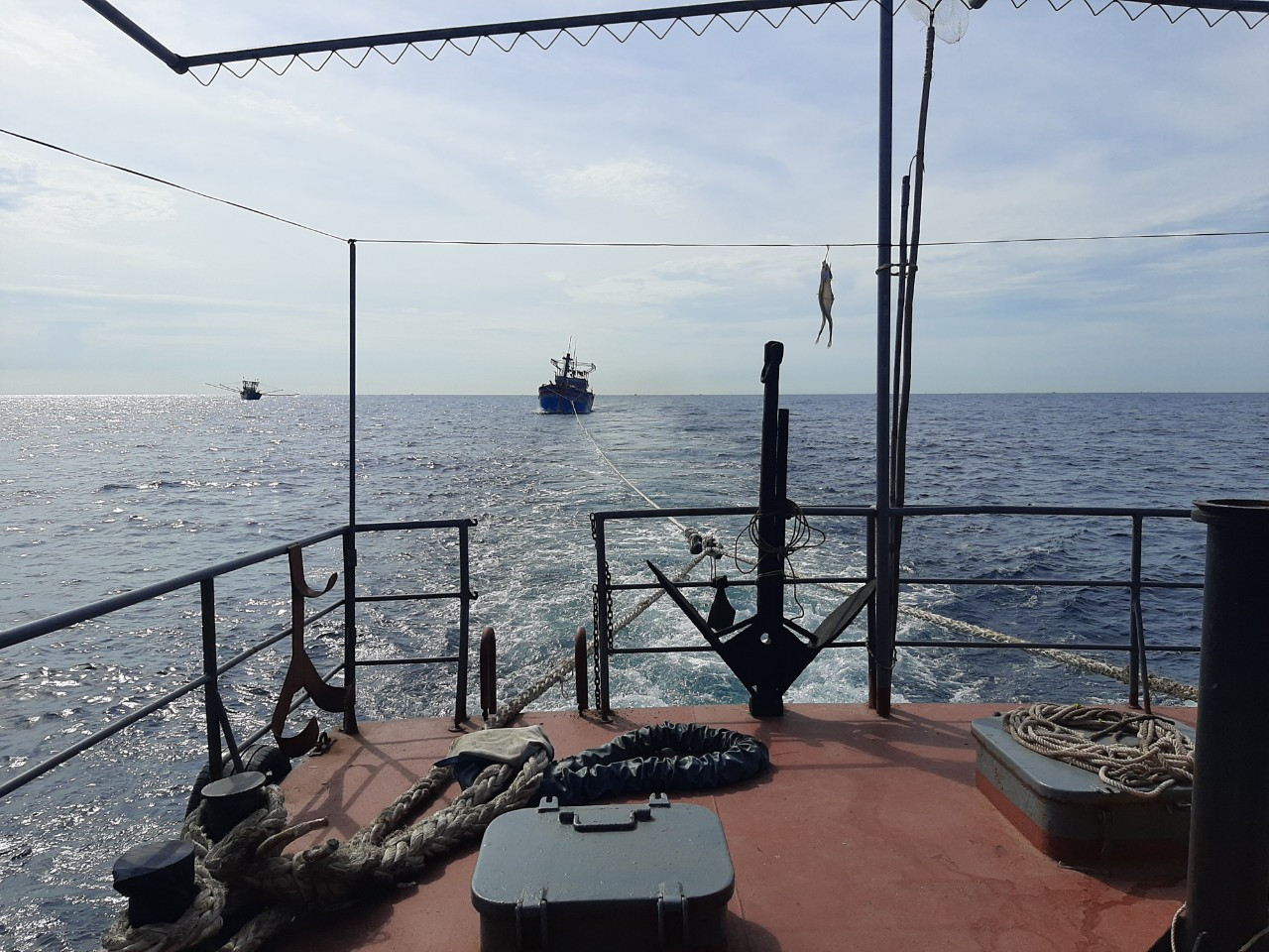 Vượt sóng dữ giữa bão số 1 cứu 15 ngư dân gặp nạn trên biển ảnh 1