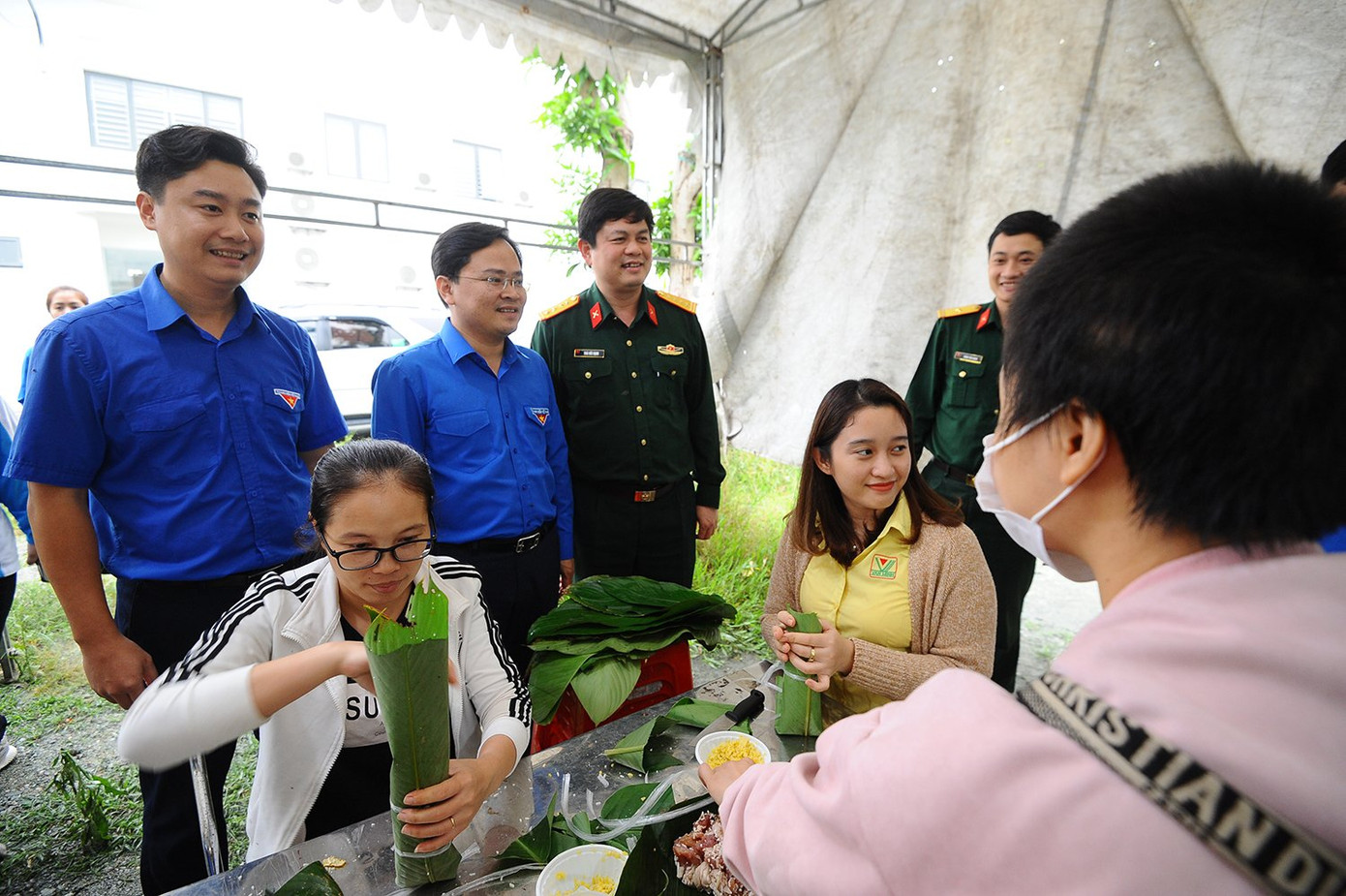 Bí thư Thường trực Trung ương Đoàn thăm, tặng quà Quân khu 4 ảnh 6