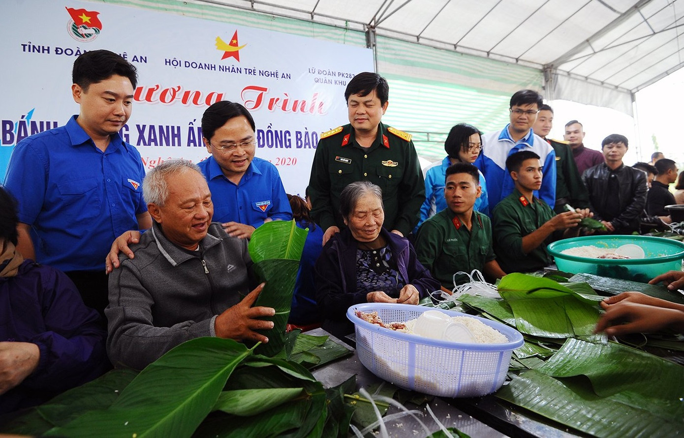 Bí thư Thường trực Trung ương Đoàn thăm, tặng quà Quân khu 4 ảnh 3