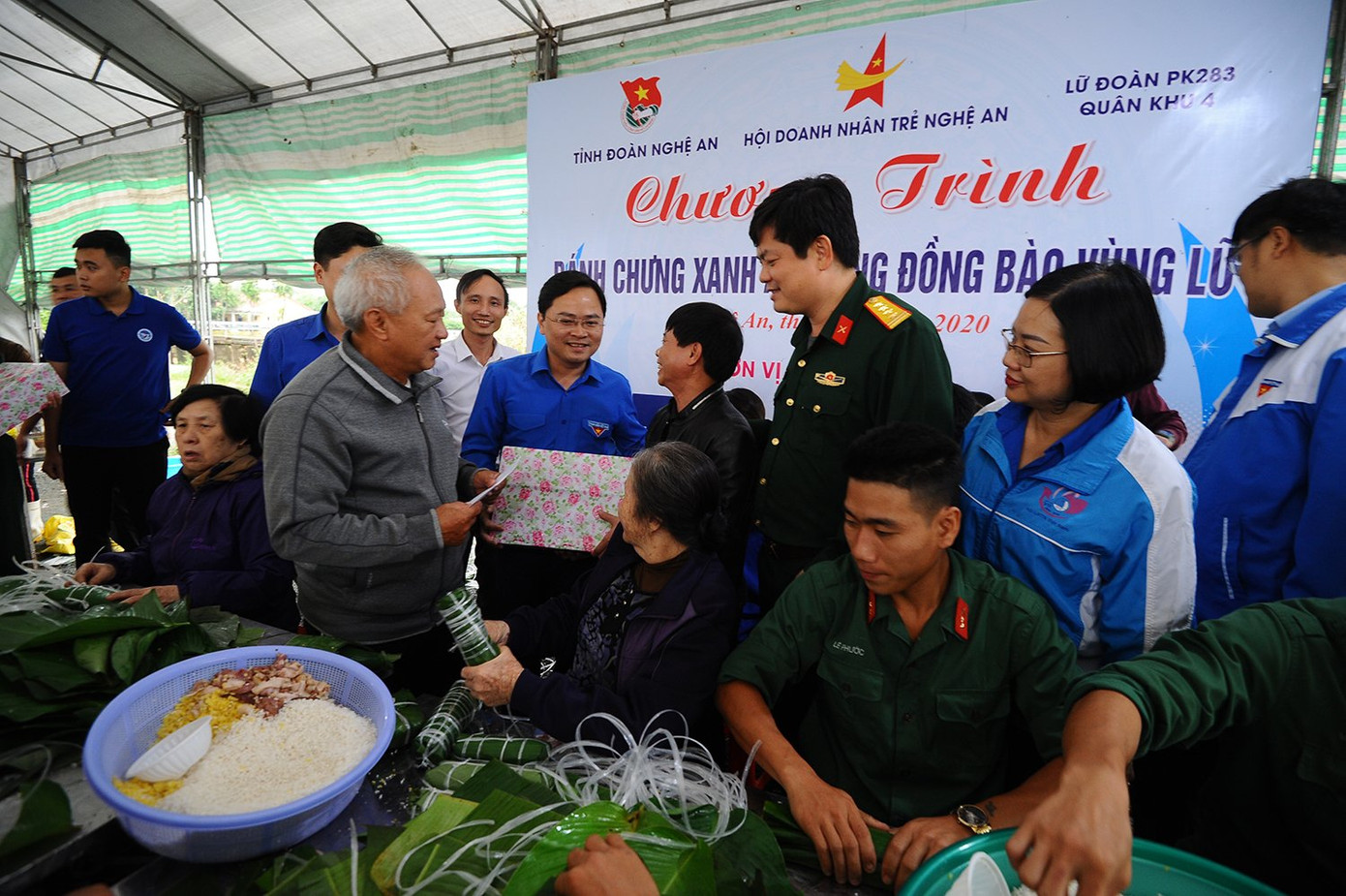 Bí thư Thường trực Trung ương Đoàn thăm, tặng quà Quân khu 4 ảnh 5