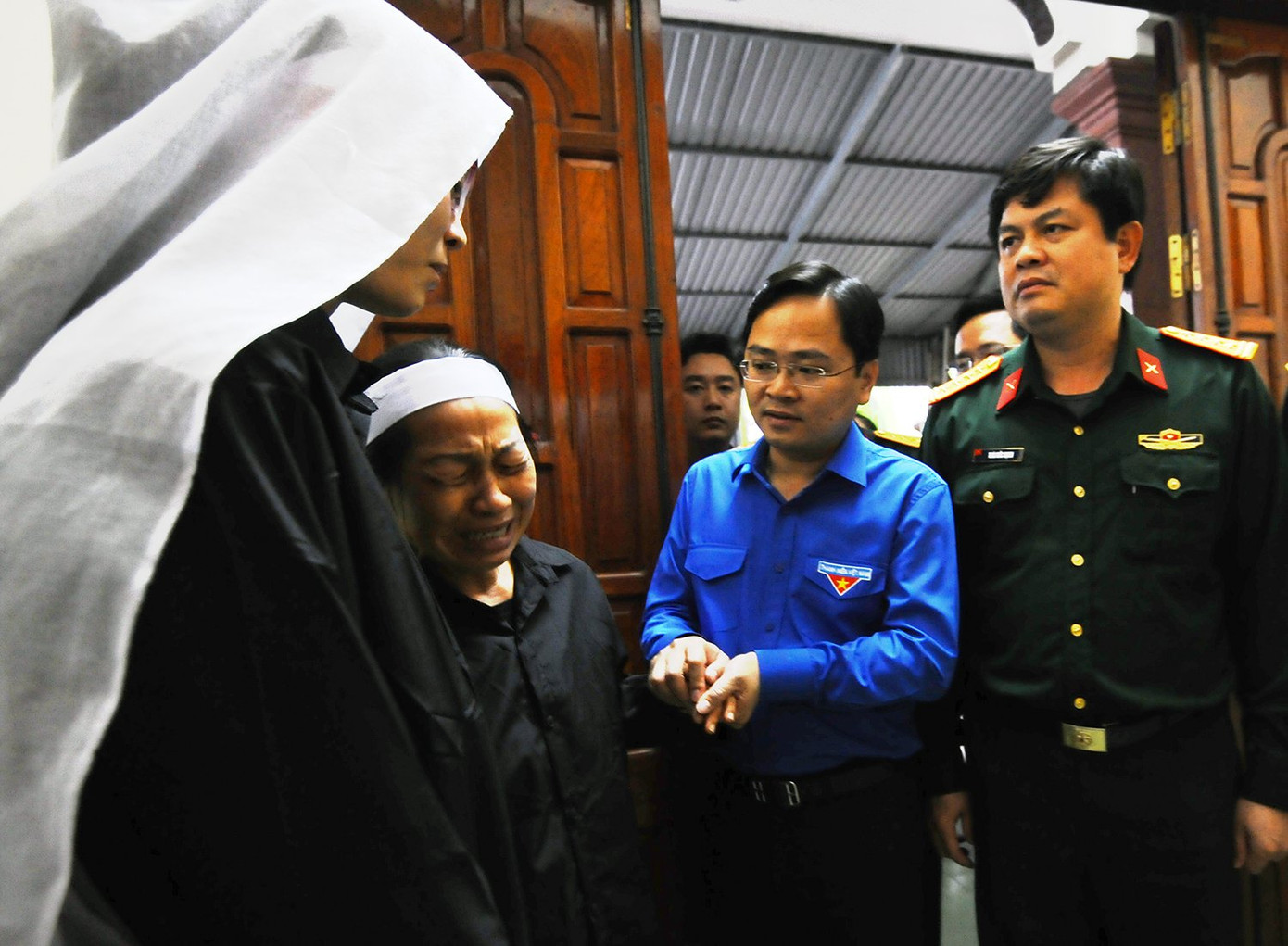 Bí thư Thường trực Trung ương Đoàn thăm, tặng quà Quân khu 4 ảnh 2