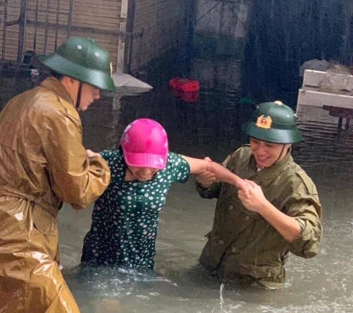 Bộ đội vượt lũ cứu hộ người dân TP Vinh giữa mưa trắng trời ảnh 7