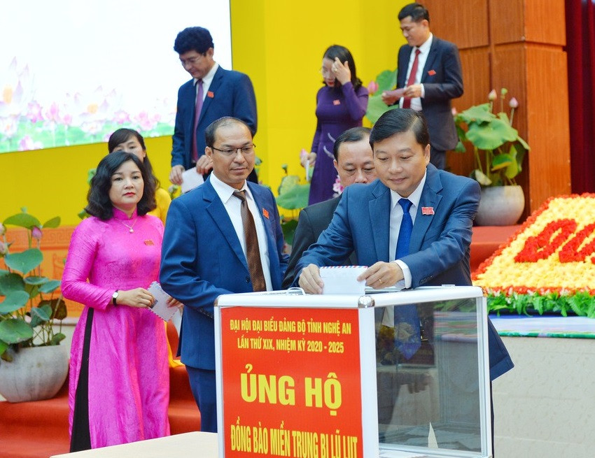 Đại biểu Đại hội Đảng bộ tỉnh Nghệ An quyên góp ủng hộ người dân miền Trung ảnh 5