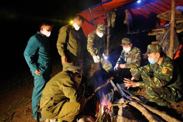 Lính quân hàm xanh trải lá chuối dọn bữa ăn bên suối để chống dịch COVID - 19 ảnh 6