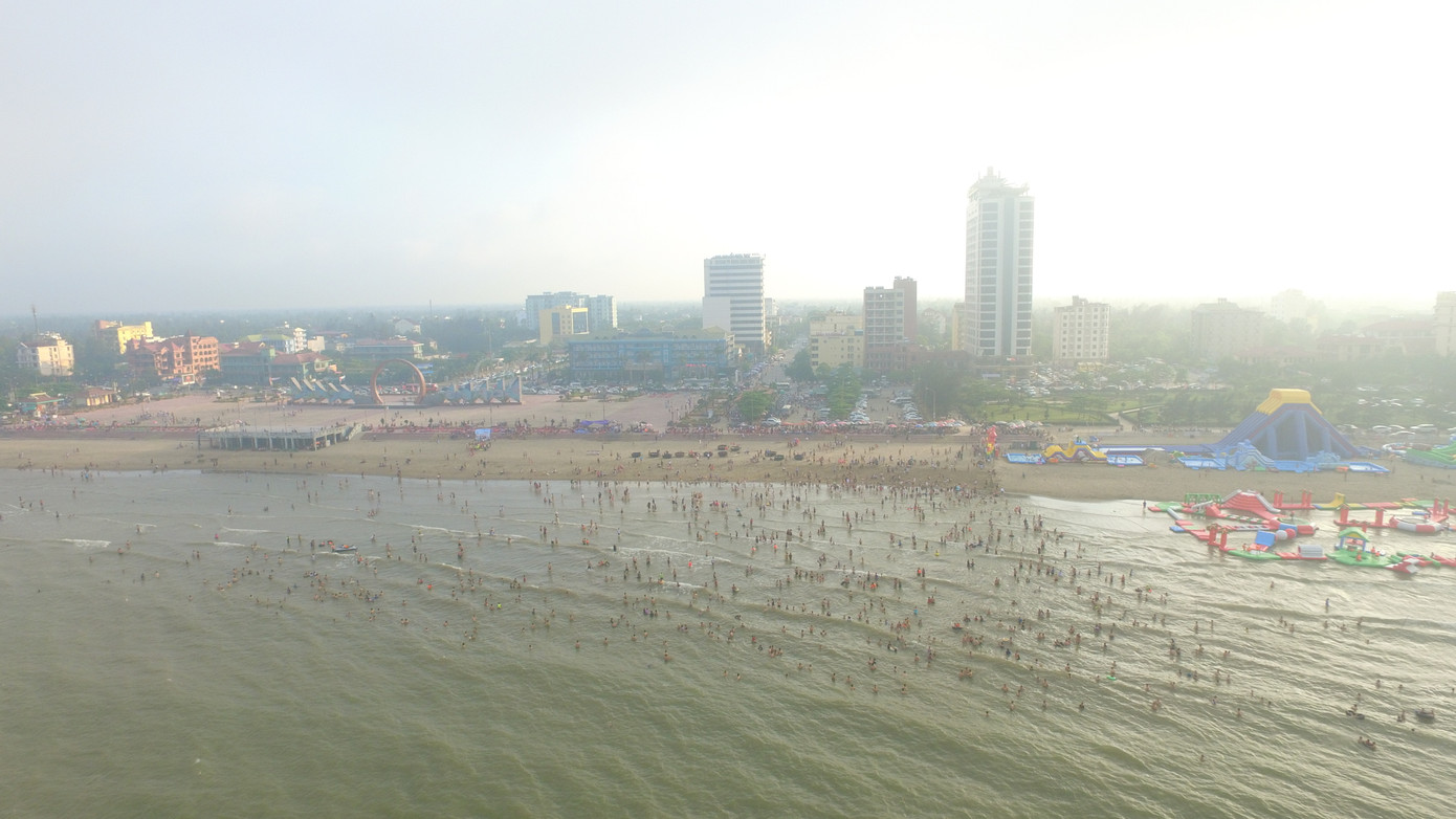 Biển Cửa Lò chật kín người ngày nghỉ lễ ảnh 3