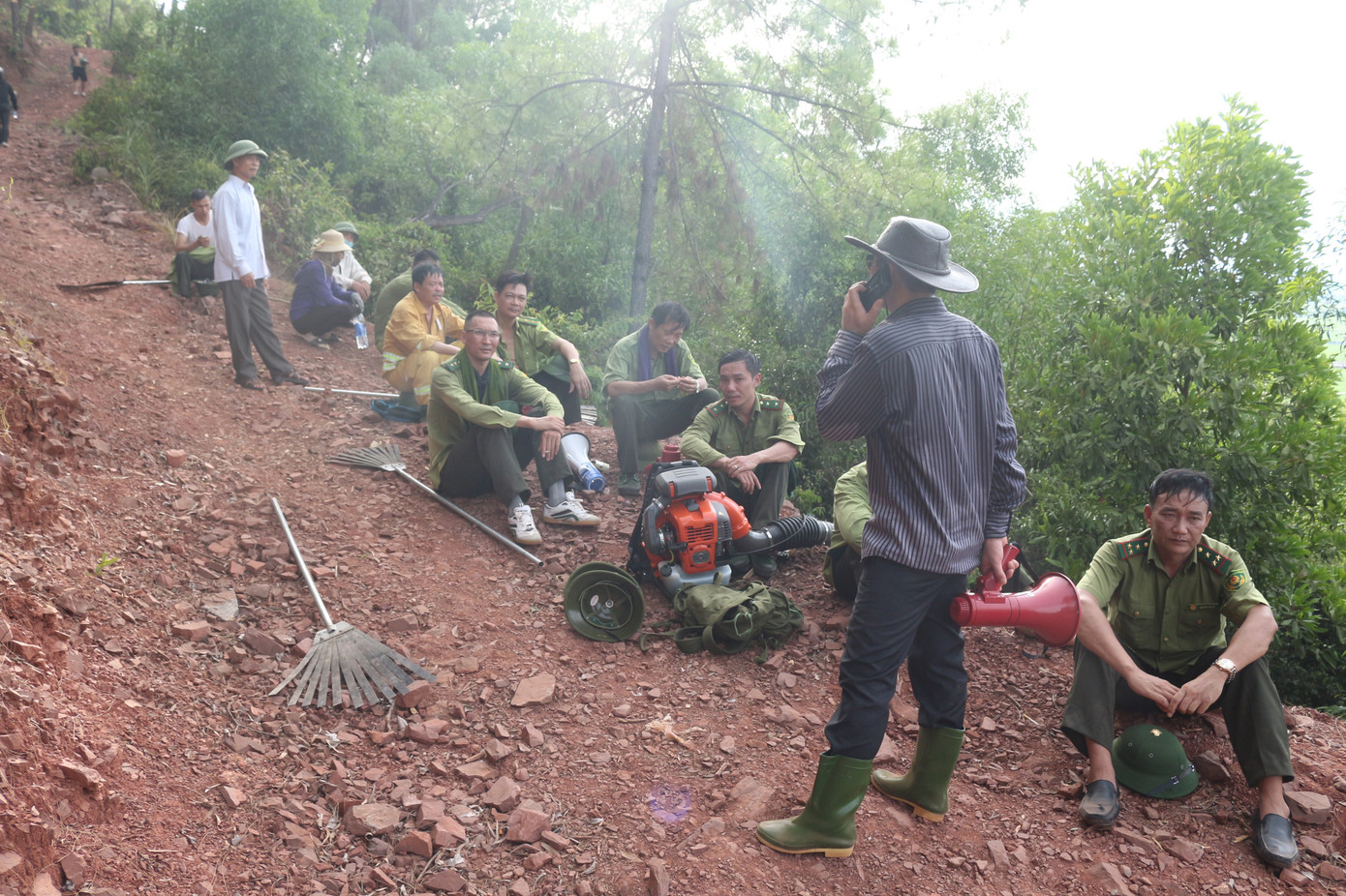 Trắng đêm cắt đường băng ngăn lửa “nuốt” rừng ảnh 4