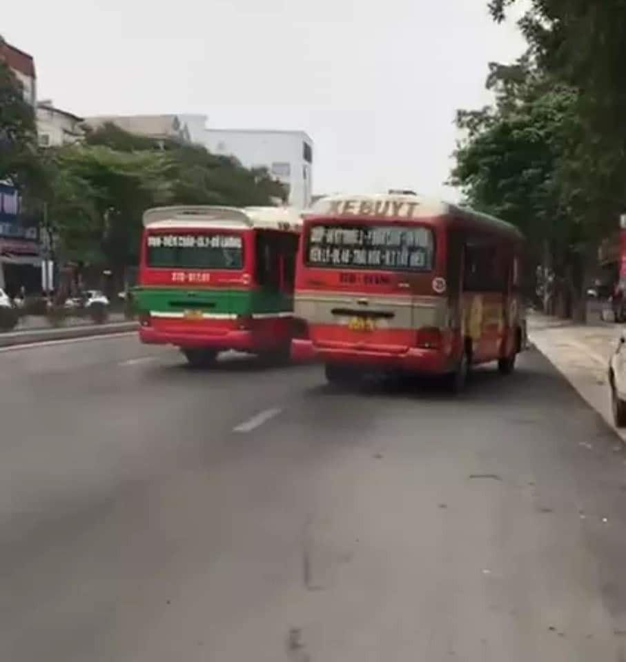 Phẫn nộ cảnh hai xe buýt lạng lách, chèn ép nhau gây nguy hiểm cho người dân ảnh 1