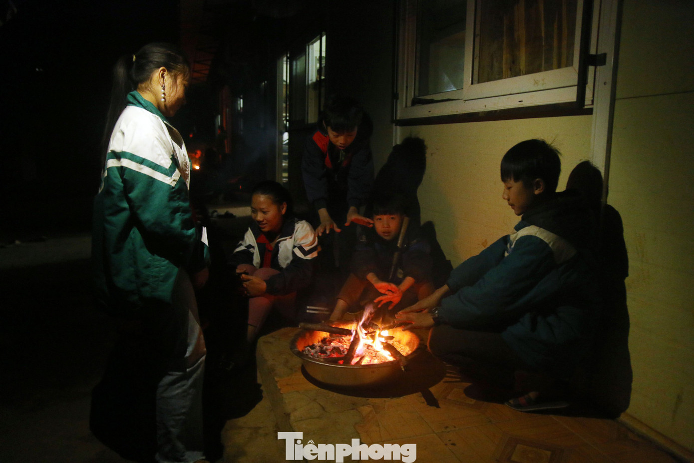 Buốt lạnh vì rét, học sinh miền núi đốt củi sưởi ấm học bài ảnh 7