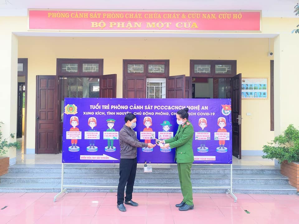 ĐVTN Nghệ An may hàng ngàn khẩu trang tặng người dân chống dịch ảnh 2