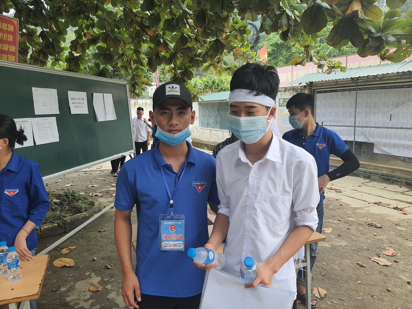 Gượng nỗi đau mất bố, thí sinh đeo khăn tang đi thi ảnh 1