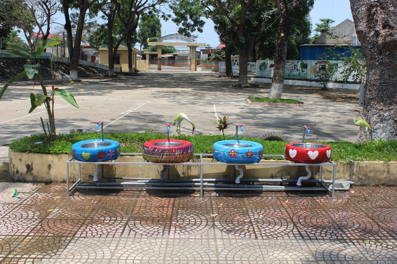 Bồn nước rửa tay được tái chế từ lốp xe cũ ảnh 6