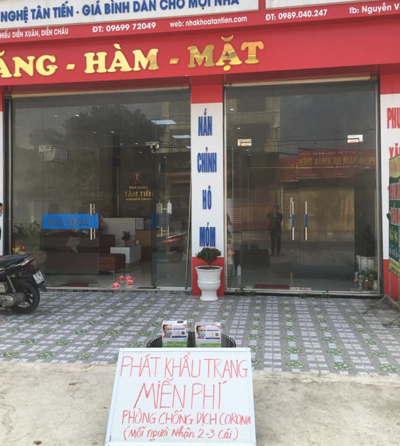 CSGT phát miễn phí khẩu trang y tế cho người tham gia giao thông ảnh 4