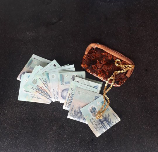 Nhặt được 11 triệu cùng 3 chỉ vàng, học sinh lớp 3 trả lại cụ bà ảnh 2