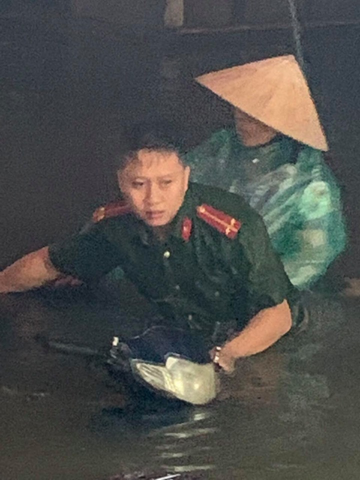 Thanh niên tình nguyện dầm mưa cứu trợ người dân tại rốn lũ chợ Vinh ảnh 6