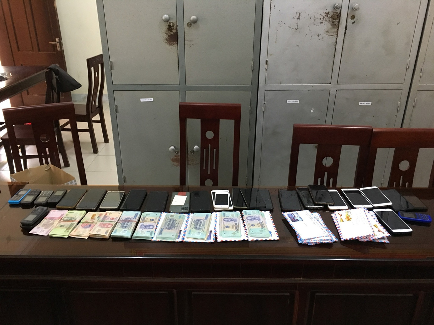 Hơn 40 cảnh sát bao vây hàng chục đối tượng đánh bạc giữa núi rừng ảnh 2