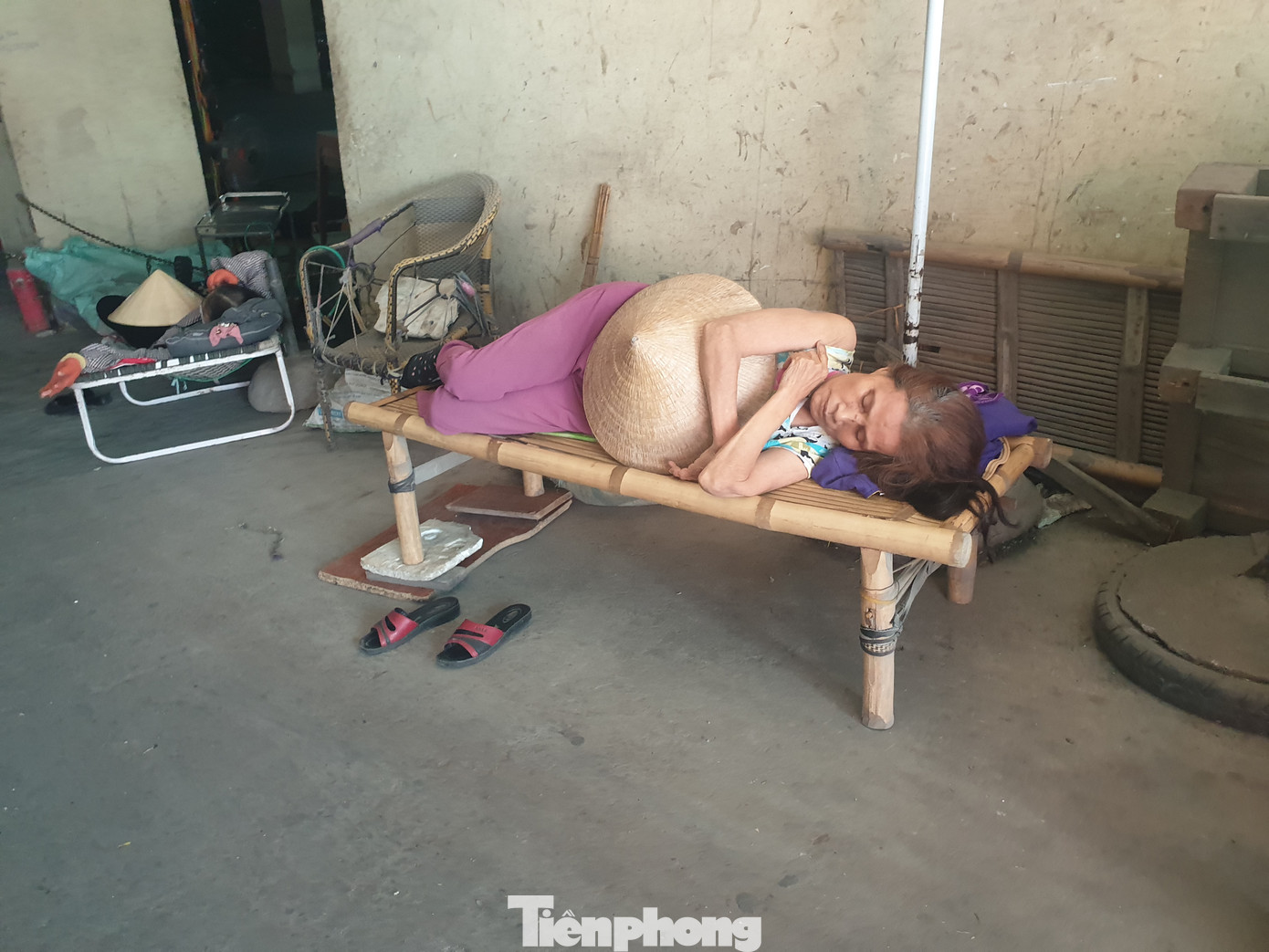 Trời 'đổ lửa', lao động sõng soài trên nền chợ đầu mối lớn nhất Bắc Trung Bộ ảnh 5