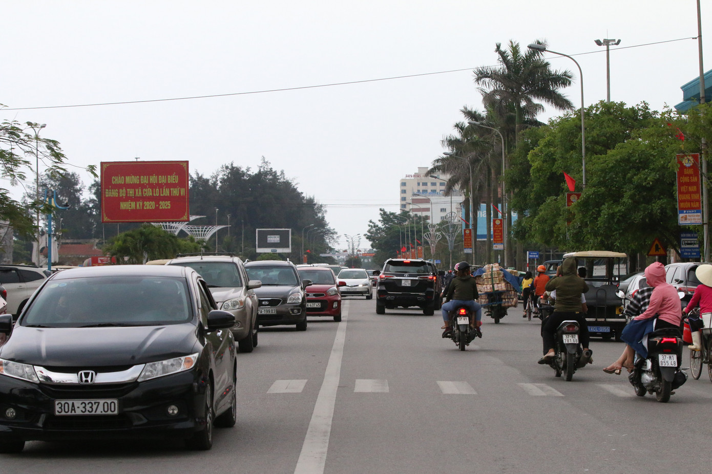 Biển Cửa Lò chật kín người ngày nghỉ lễ ảnh 1