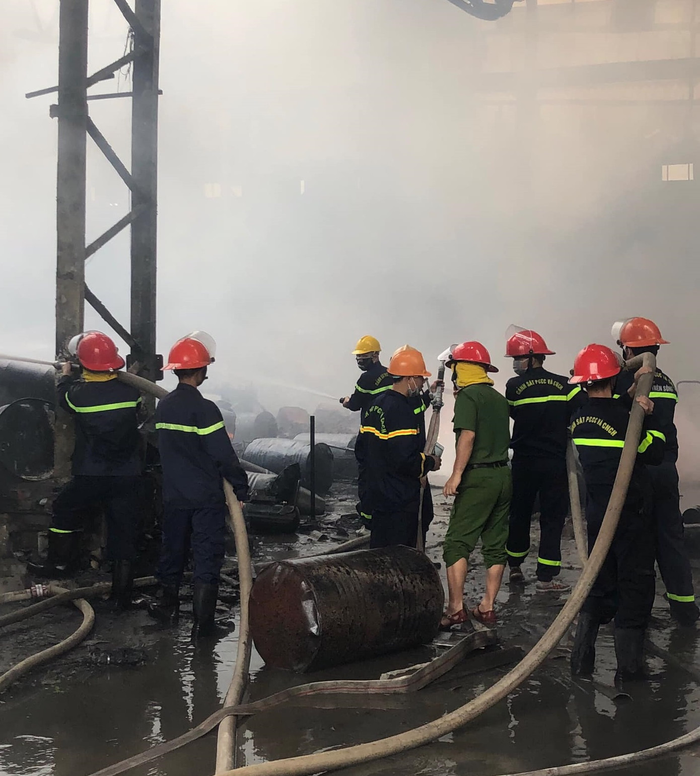 Lửa bùng phát dữ dội tại kho chứa hàng rộng 1.000m2 ảnh 6