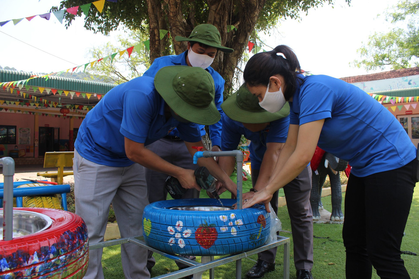 Bồn nước rửa tay được tái chế từ lốp xe cũ ảnh 4