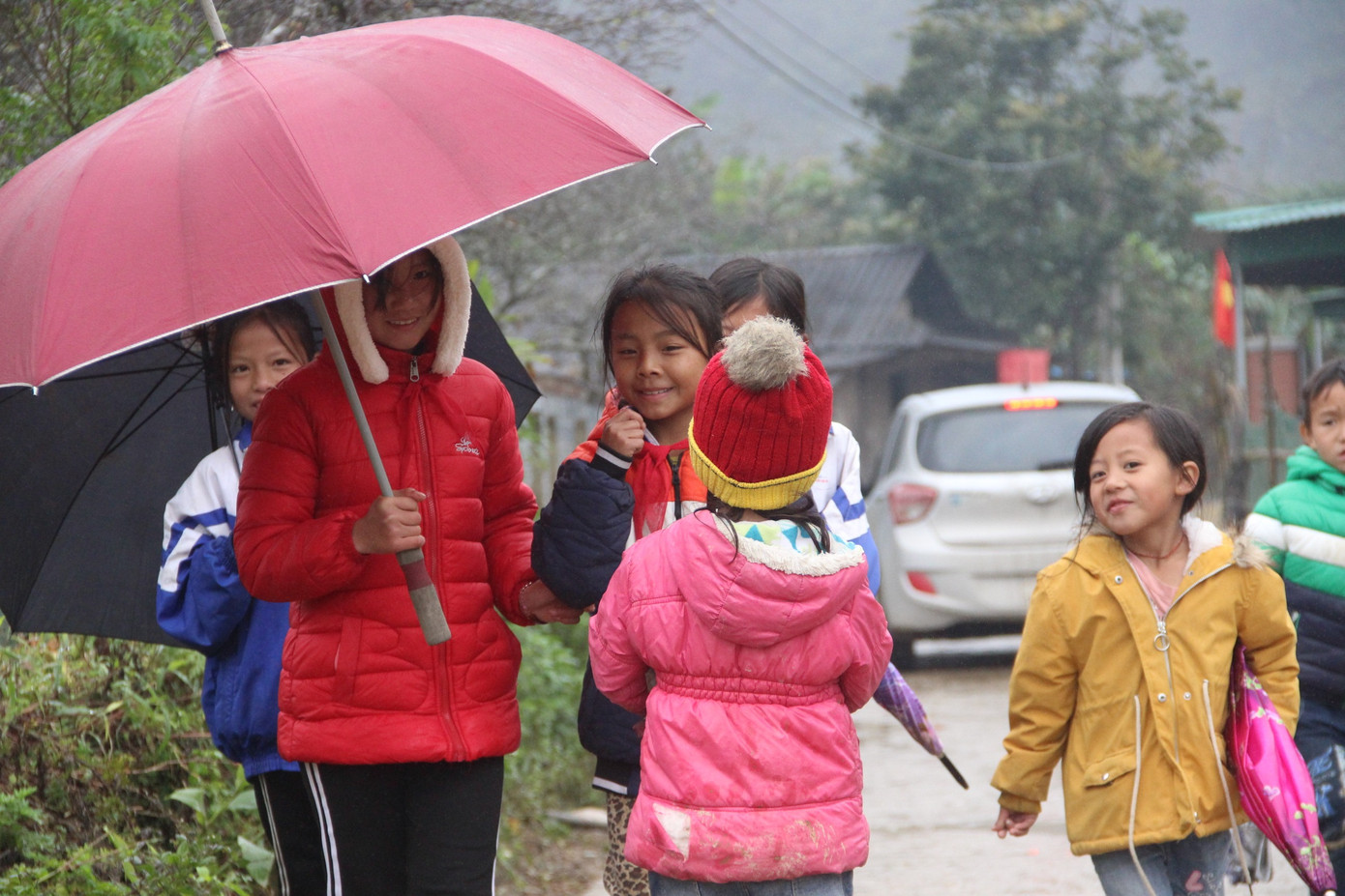 Người dân vùng núi co ro đốt lửa chống rét ảnh 5