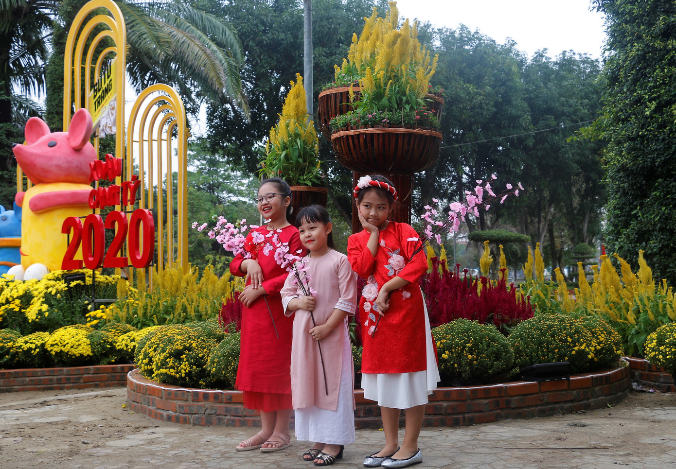 Rực rỡ đường hoa thành phố Vinh những ngày áp tết ảnh 11