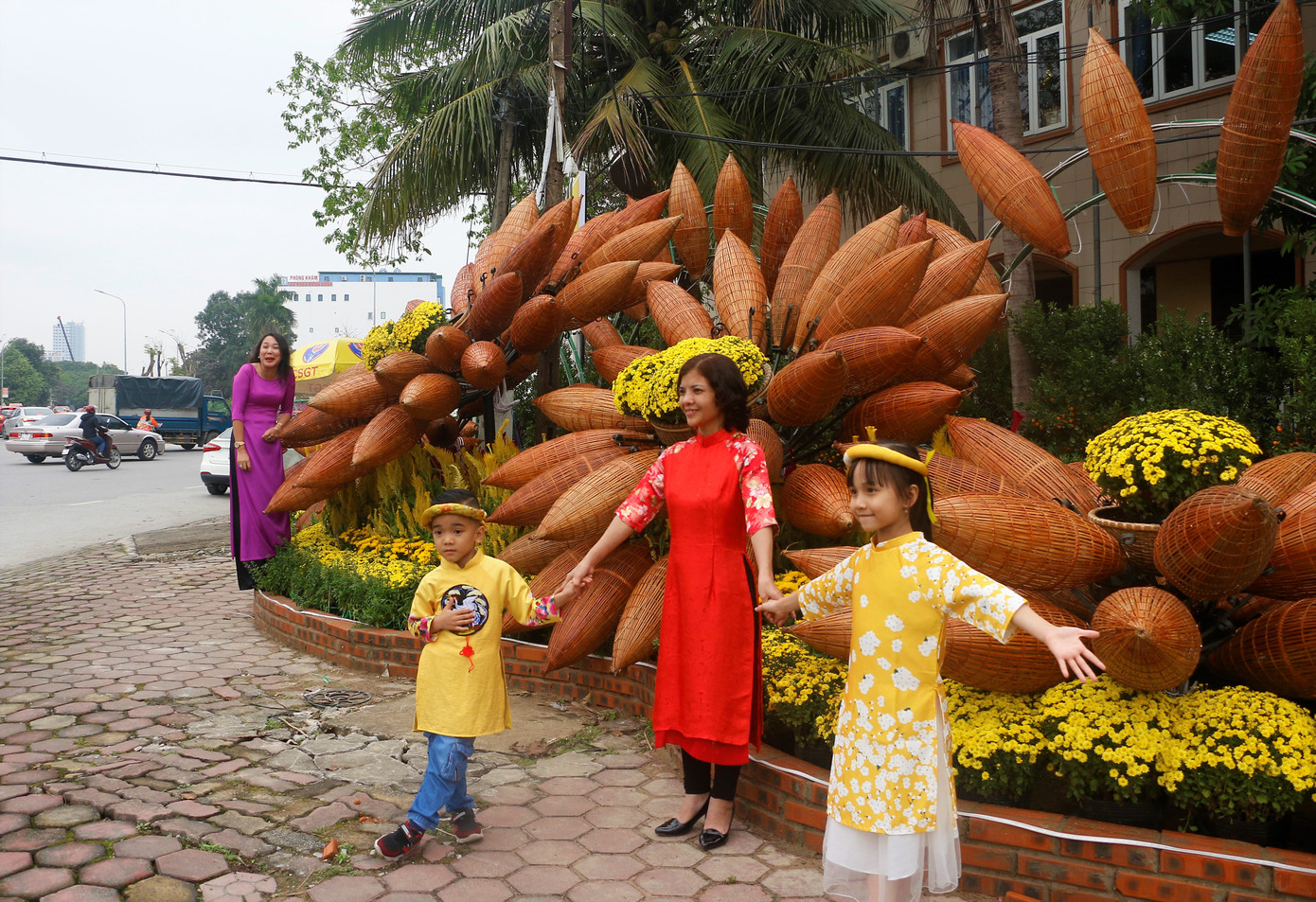 Rực rỡ đường hoa thành phố Vinh những ngày áp tết ảnh 16