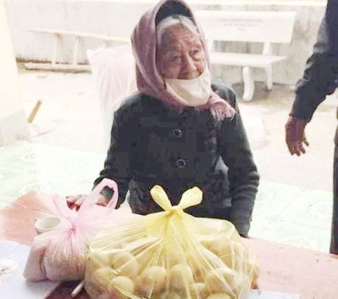 Cụ bà 98 tuổi mang gạo, trứng đến ủng hộ khu cách ly ảnh 1