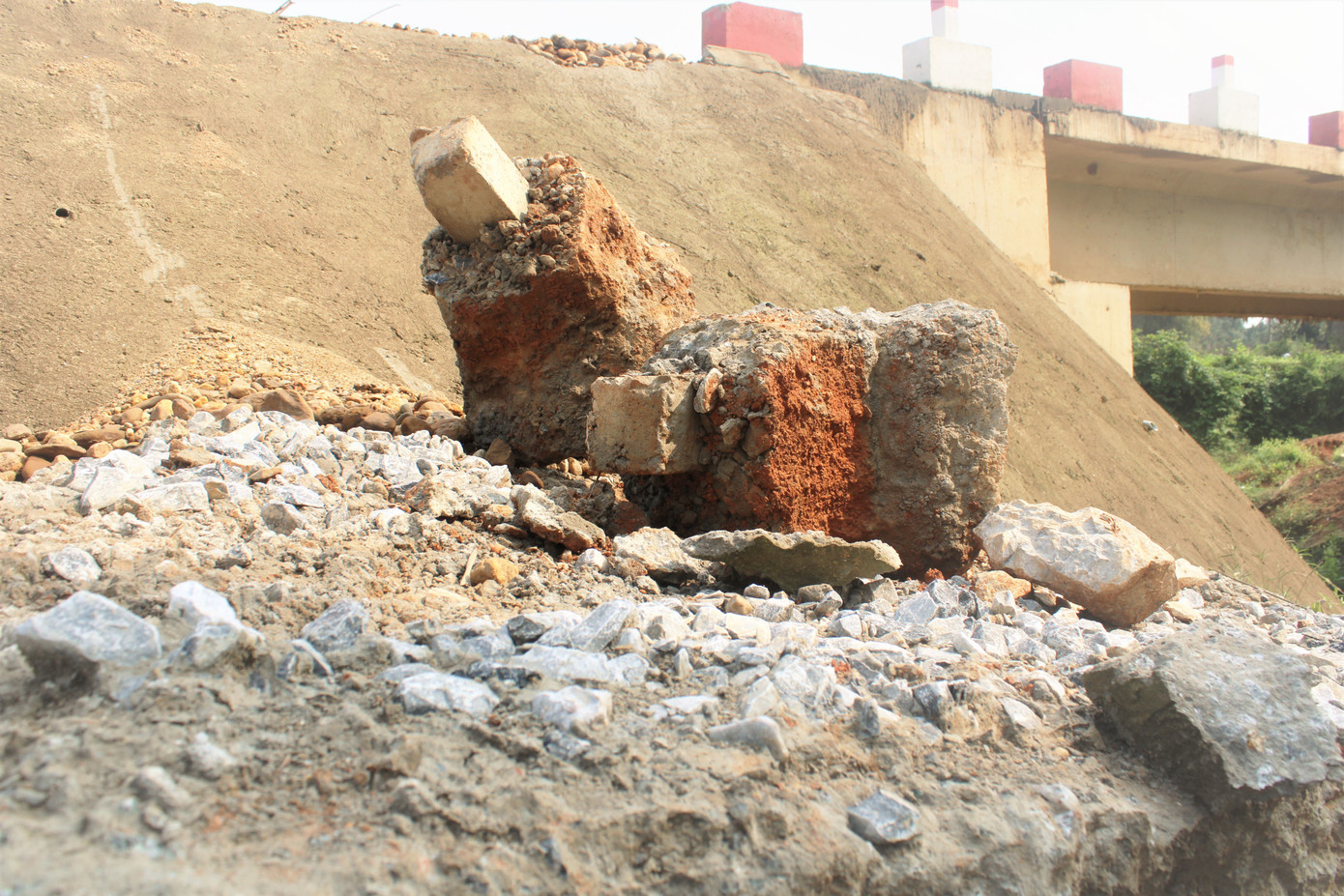 Cầu tiền tỷ vừa sử dụng 1 tháng đã hỏng sau lũ ảnh 14