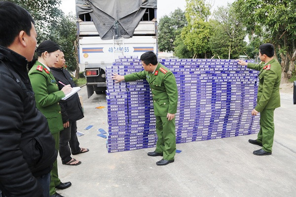 Phát hiện 10.000 bao thuốc lá lậu dưới gầm ô tô ảnh 1