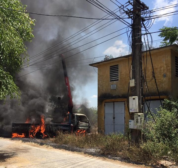 Xe cẩu vướng dây điện bốc cháy, tài xế chết thương tâm ảnh 1