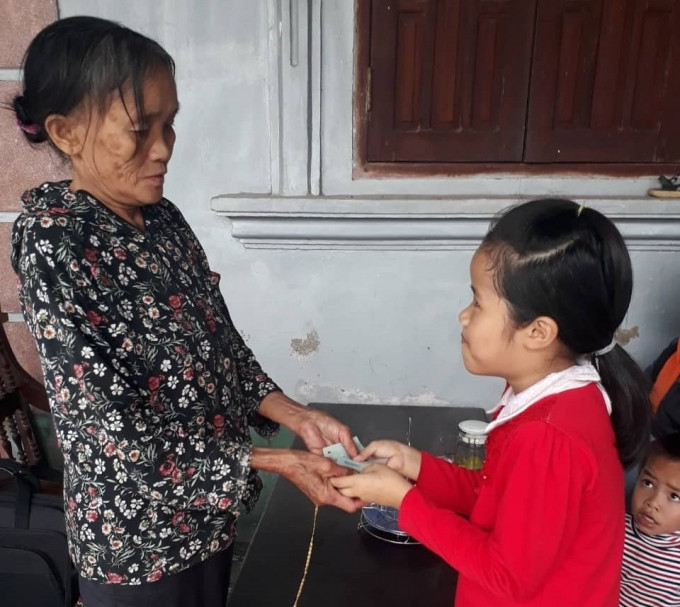 Nhặt được 11 triệu cùng 3 chỉ vàng, học sinh lớp 3 trả lại cụ bà ảnh 1