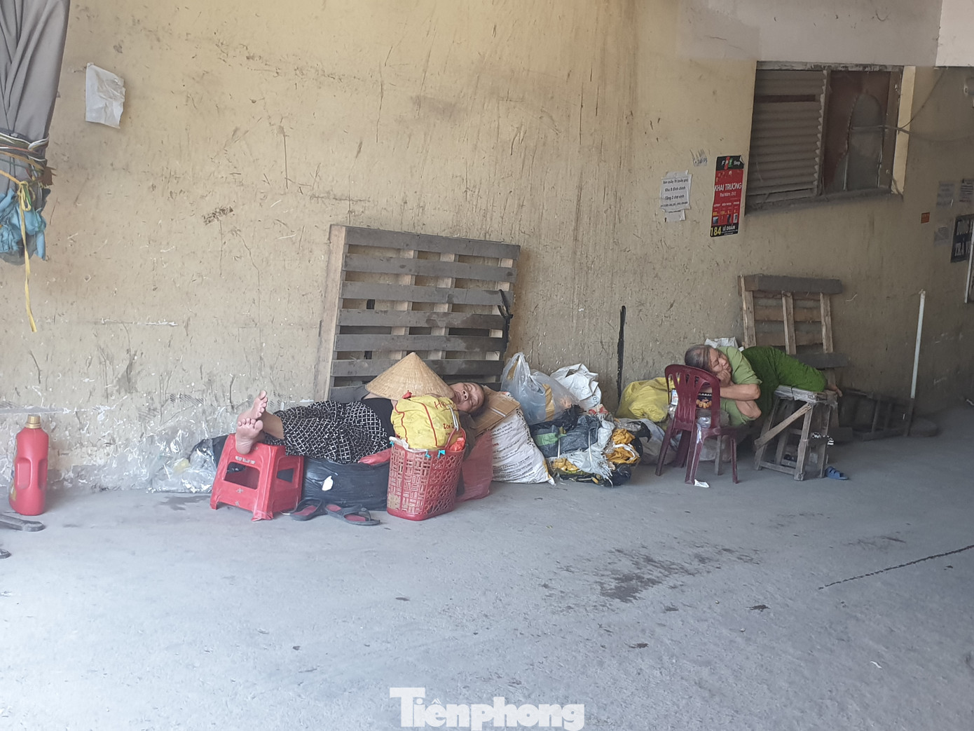 Trời 'đổ lửa', lao động sõng soài trên nền chợ đầu mối lớn nhất Bắc Trung Bộ ảnh 6