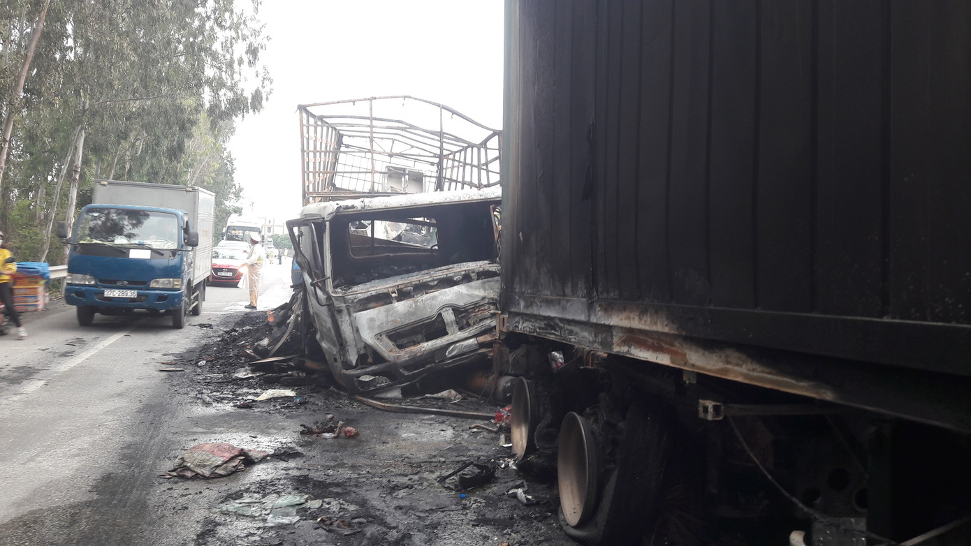 Xe tải và container bốc cháy dữ dội sau cú va chạm trên quốc lộ ảnh 1