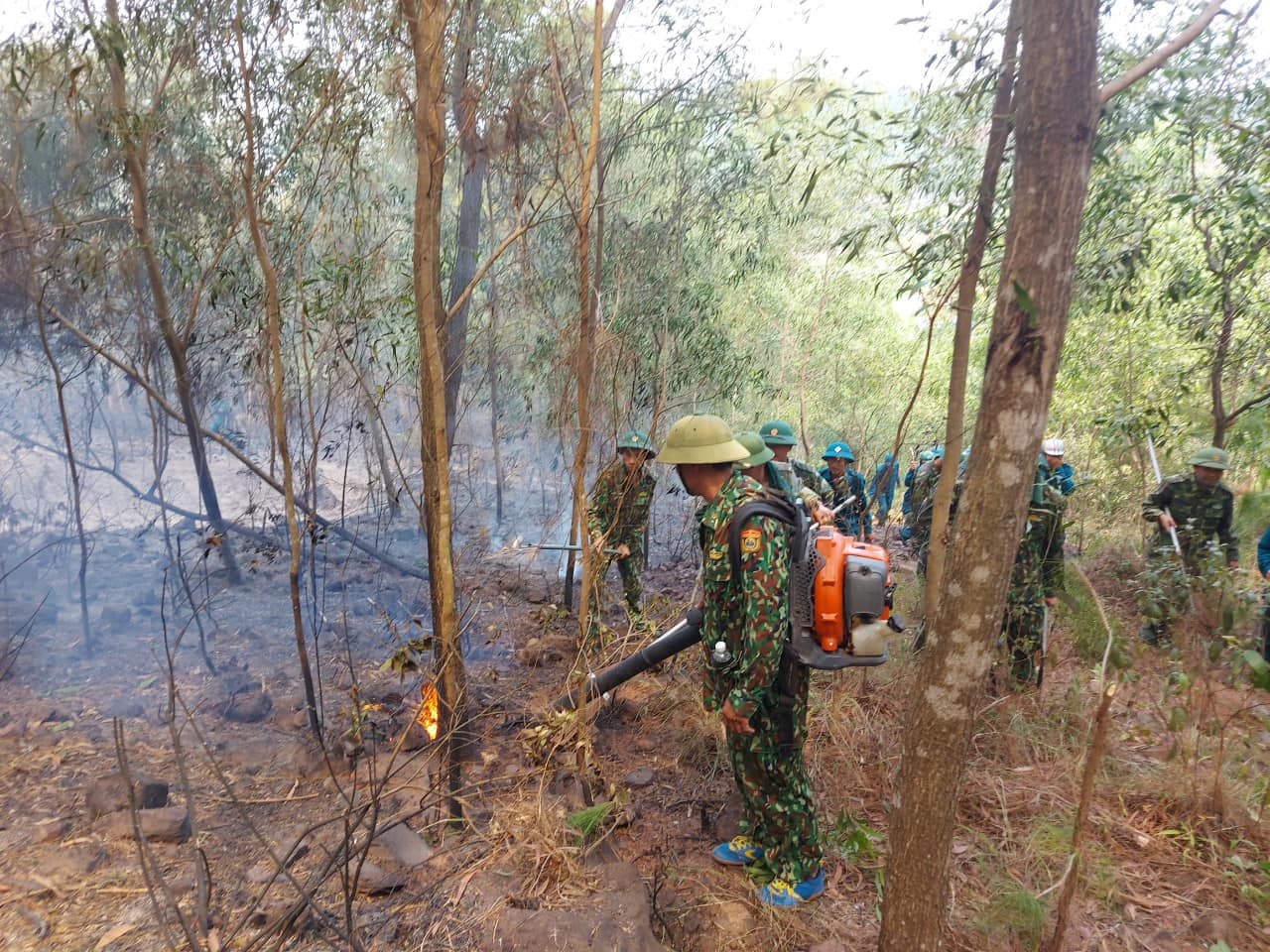 Hơn 300 người đội nắng ngăn 'thần lửa nuốt rừng' ảnh 4
