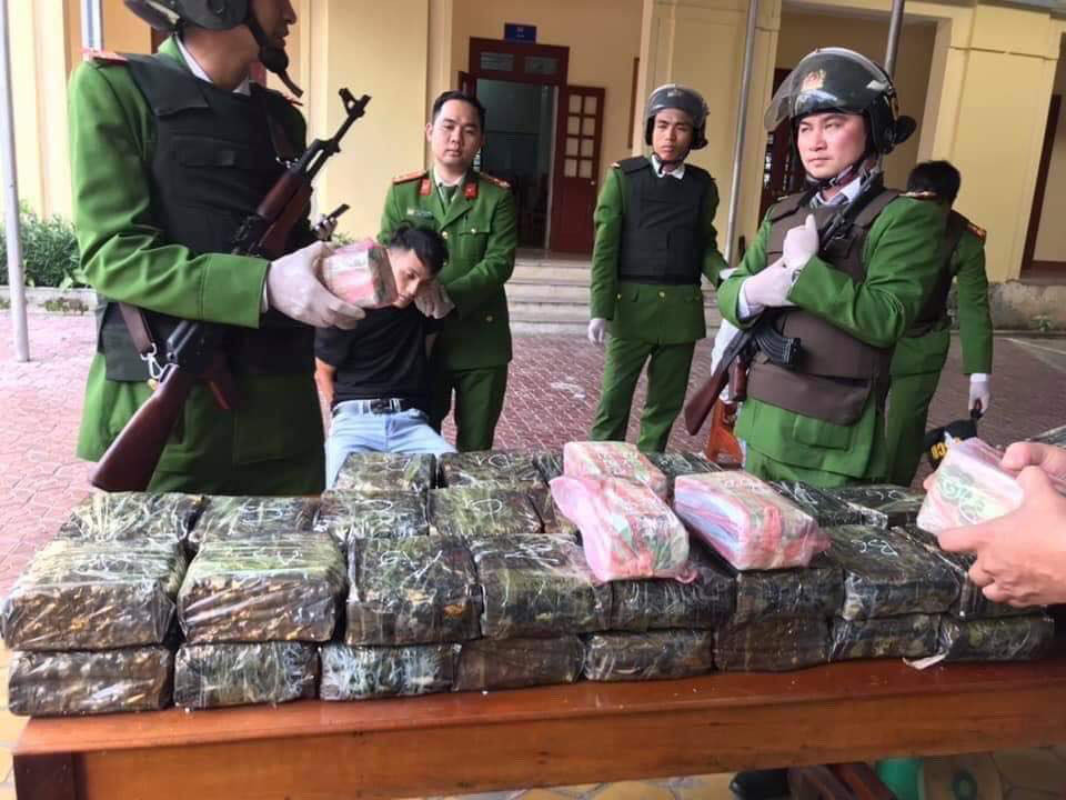 Hàng chục cảnh sát tổ chức vây ô tô chở 45 kg ma túy ảnh 2