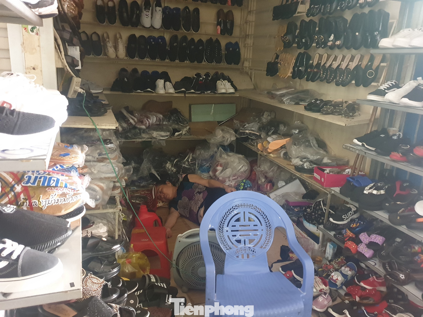 Trời 'đổ lửa', lao động sõng soài trên nền chợ đầu mối lớn nhất Bắc Trung Bộ ảnh 8