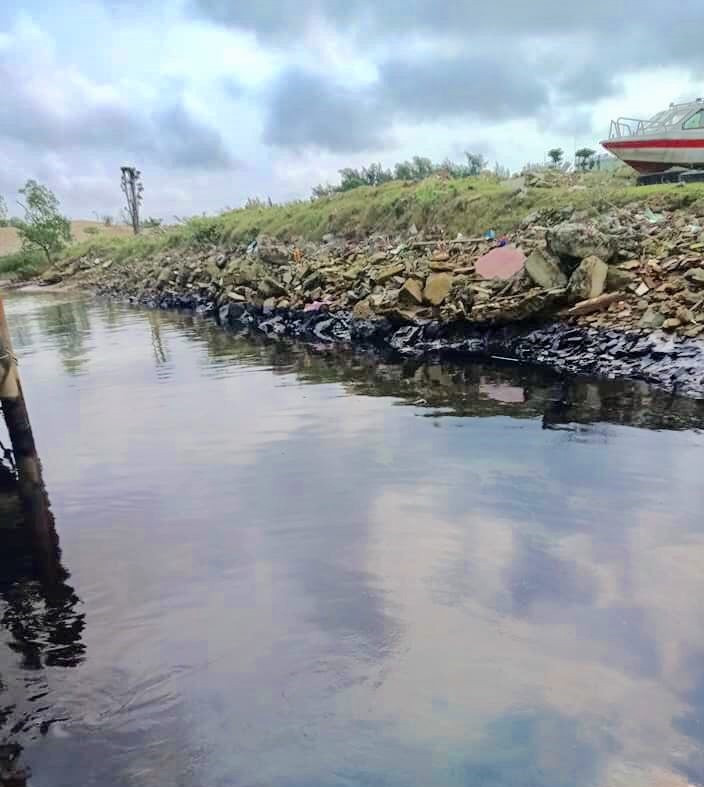 Bờ sông Lam xuất hiện vệt dầu thải đen kịt ảnh 1