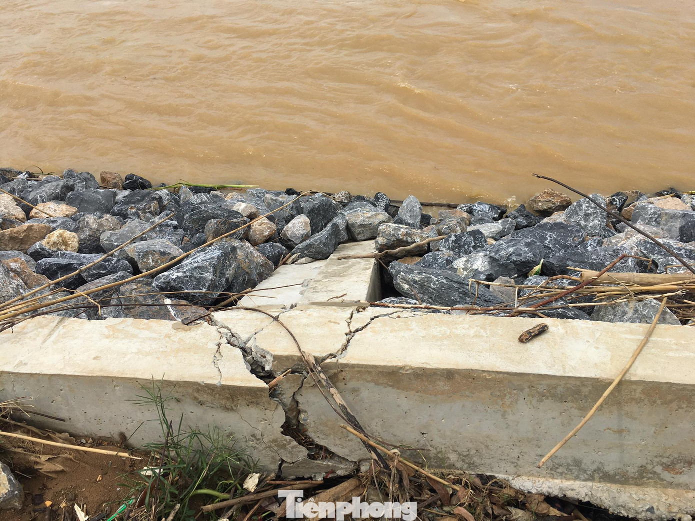 Bờ kè dự án trên 300 tỷ đồng sụt lún, hư hỏng trước khi bão số 7 đổ bộ ảnh 6