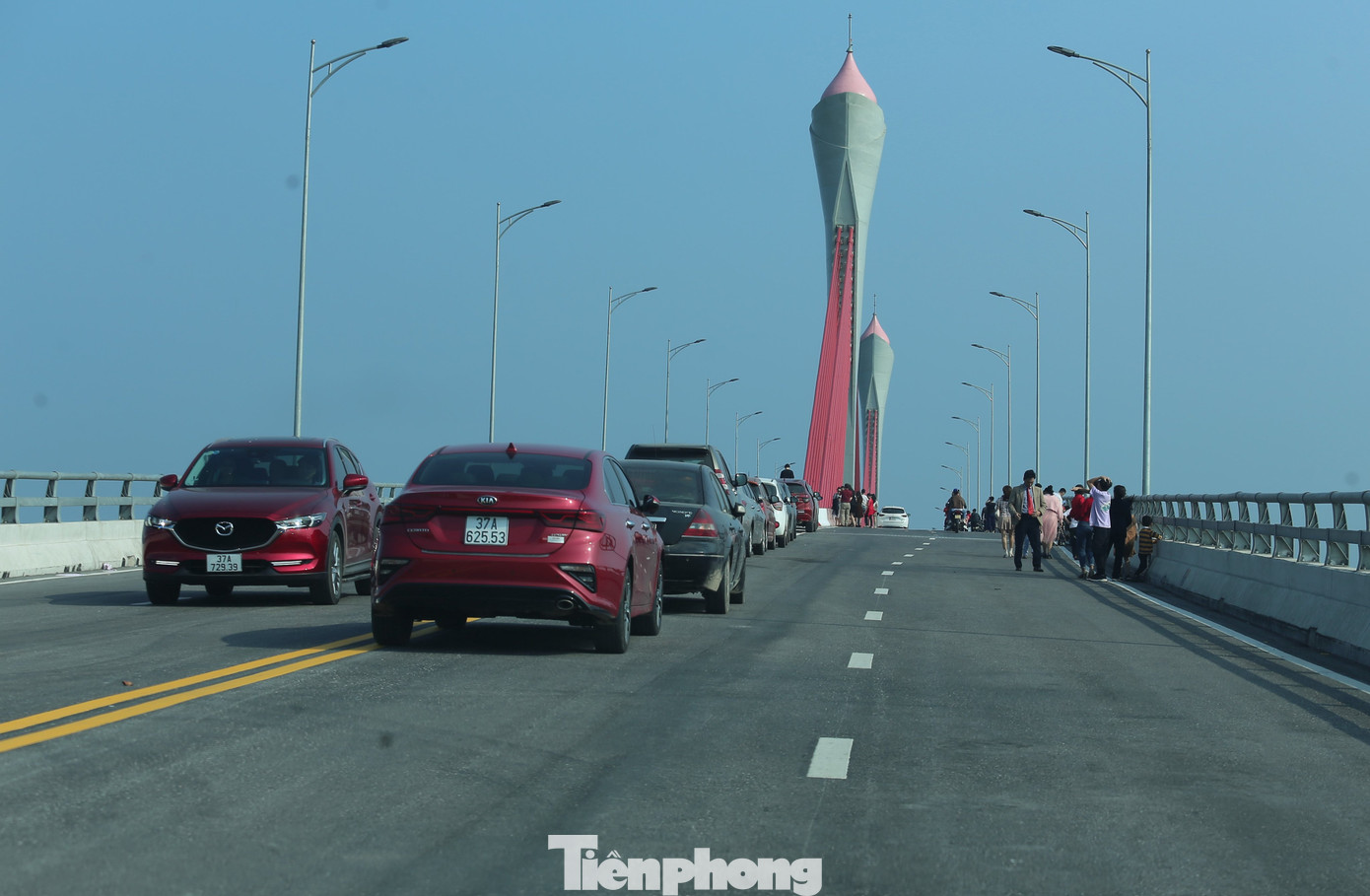 Bất chấp nguy hiểm, người dân đu dây văng trên cầu 950 tỷ đồng để chụp ảnh ảnh 4