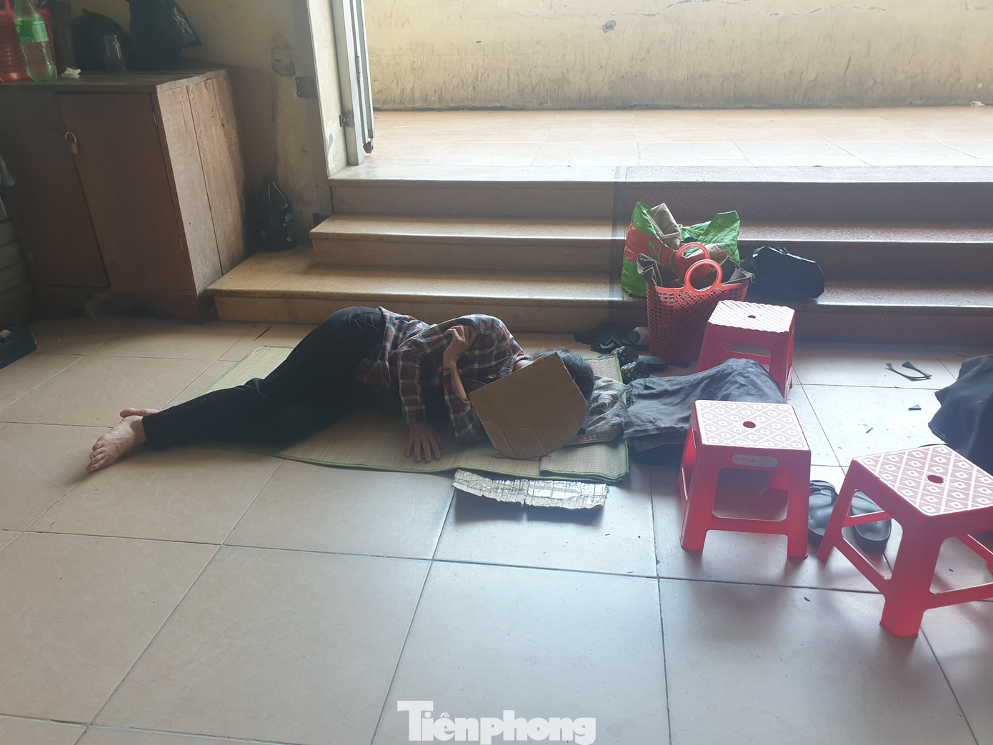 Trời 'đổ lửa', lao động sõng soài trên nền chợ đầu mối lớn nhất Bắc Trung Bộ ảnh 2