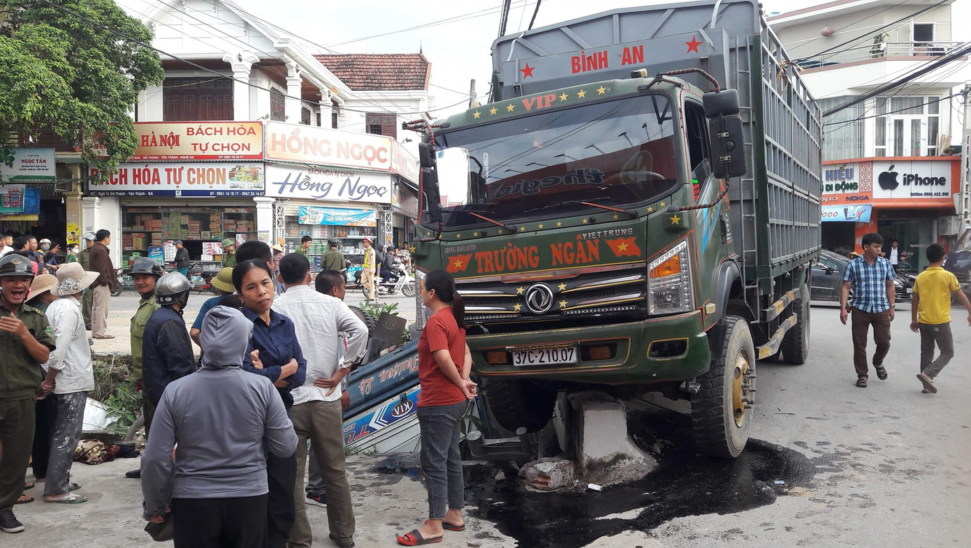 Xe tải rơi xuống kênh nước sau va chạm lúc rạng sáng ảnh 2