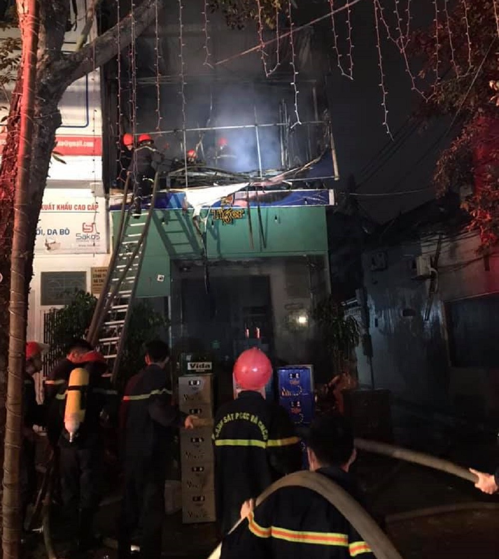 Nhà hai tầng bốc cháy dữ dội trong đêm ảnh 1