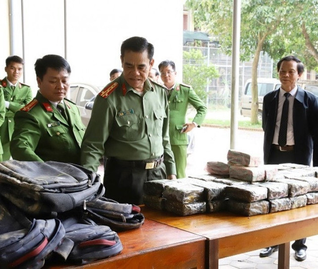 Cận cảnh bên trong ô tô chở 45kg ma túy từ Lào về Việt Nam ảnh 4