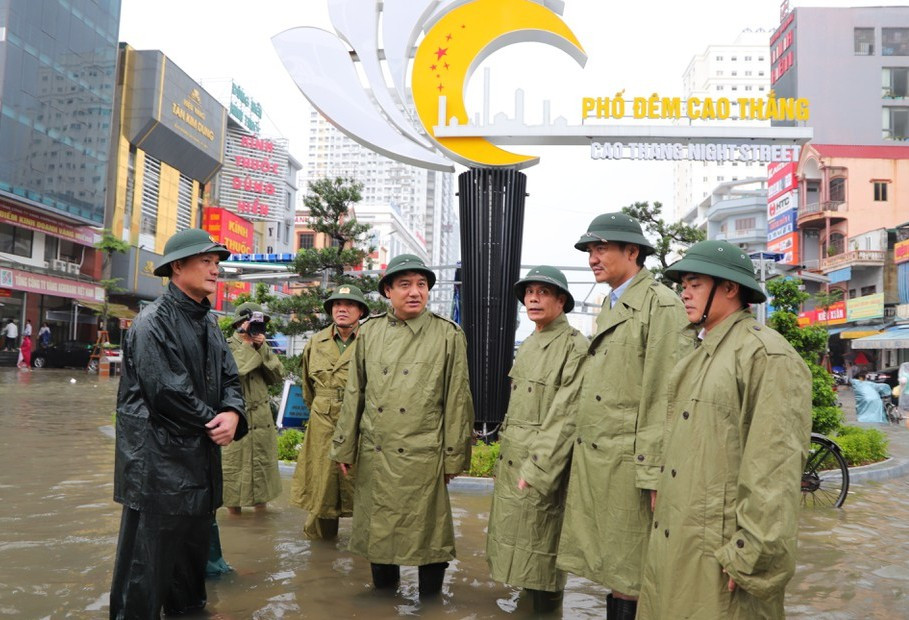 Thanh niên tình nguyện dầm mưa cứu trợ người dân tại rốn lũ chợ Vinh ảnh 8