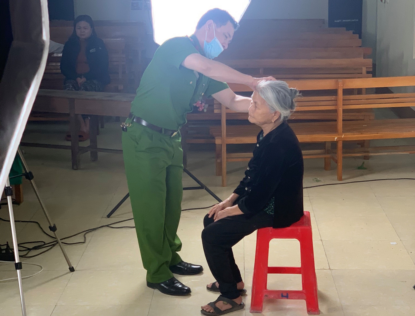 Ăn cháo khuya hồi sức, công an làm thẻ căn cước công dân cho cụ bà 86 tuổi lúc rạng sáng ảnh 2